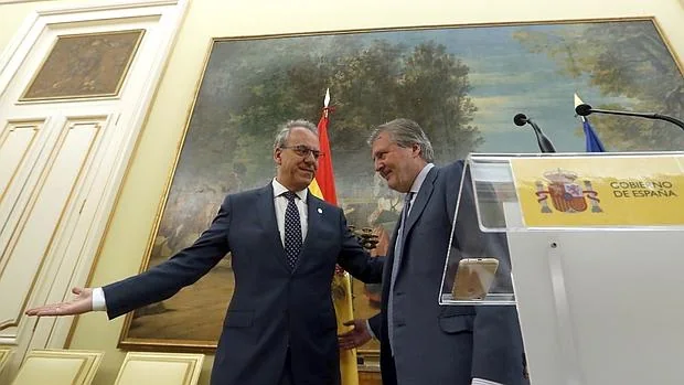 El presidente de los rectores españoles, Segundo Píriz, y el ministro de Educación, Íñigo Méndez de Vigo