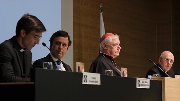 El cardenal Gerhard Müller (centro de la imgen), junto a Carlos Osoro (der.) , Daniel Sada, rector de la Universidad Francisco de Vitoria y Carlos Granados, director de la BAC