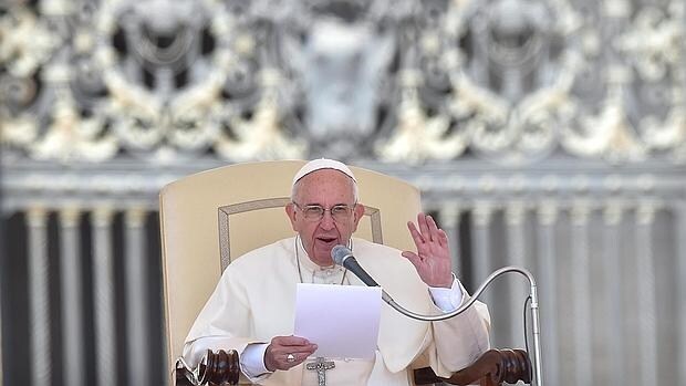 El Papa Francisco se dirige a los feligreses durante su audiencia semanal en la Plaza de San Pedro del Vaticano