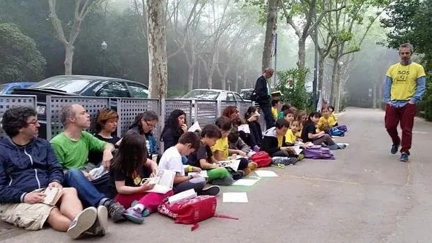 Boicot al examen de padres y alumnos de la Escola del Bosc de Barcelona