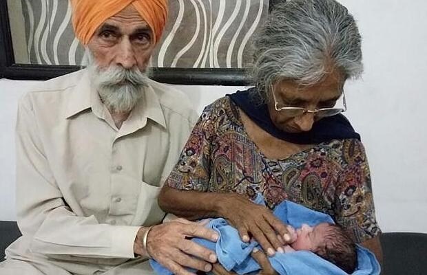 Daljinder Kaur, de 70 años, y su marido, de 79, con su primer hijo en brazos