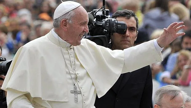 El papa Francisco saluda a los fieles a su llegada a la audiencia general de los miércoles en la plaza de San Pedro del Vaticano