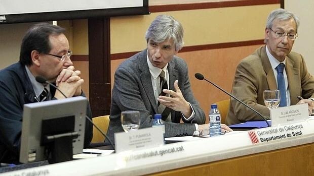 Josep María Argimón, subdirector del servicio catalán de salud (c) asegura que los enterovius circulan muy habitualmente