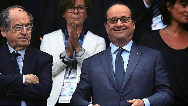 El presidente francés Francois Hollande (derecha) sonríe en un partido de fútbol en el estadio de Saint-Denis, el pasado 21 de mayo