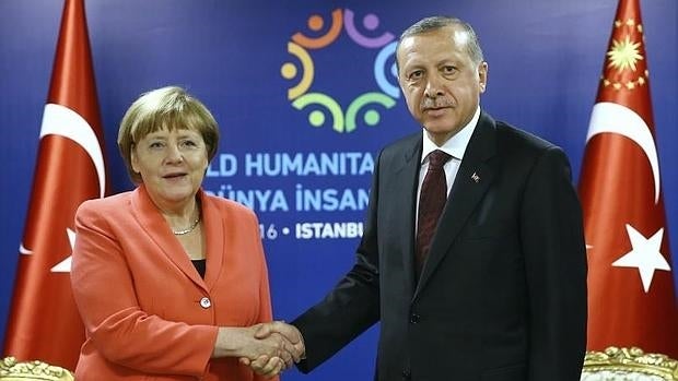 Fotografía facilitada por la oficina de prensa turca de la presidencia que muestra al presidente de Turquía y anfitrión de la cumbre, Recep Tayyip Erdogan (d) y a la canciller alemana, Angela Merkel (i), durante la Cumbre Humanitaria de la ONU que se celebra en Estambul