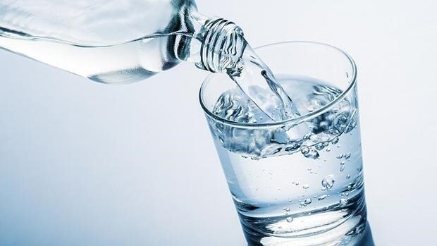 Los hombres deben beber 2,5 litros de agua al día y las mujeres 2 litros