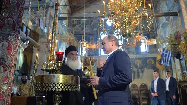 El presidente ruso enciende una vela durante su visita al Monte Athos