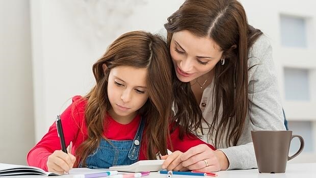 Una madre ayuda a su hija con los deberes