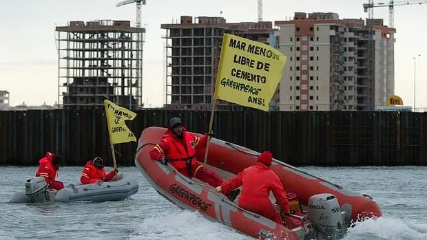 Activistas de Greenpeace realizan una protesta en La Manga del Mar Menor contra la presión urbanística