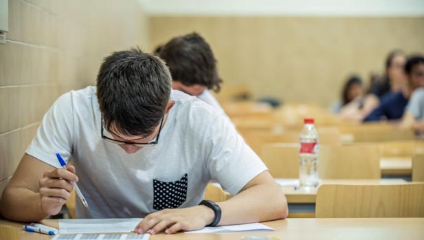 Un alumno revisa un examen