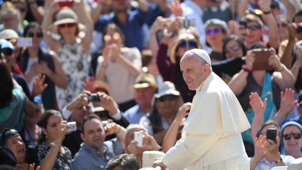 El Papa dona un scooter eléctrico a una pareja de ancianos con discapacidad