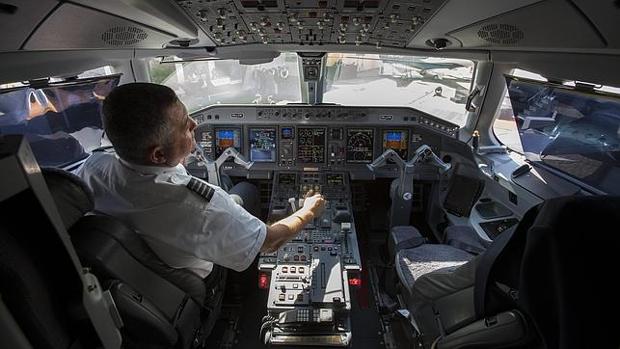 Cabina de un avión en una imagen de archivo