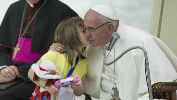 El Papa saluda a una niña con sindrome de Down durante un encuentro con personas con discapacidad