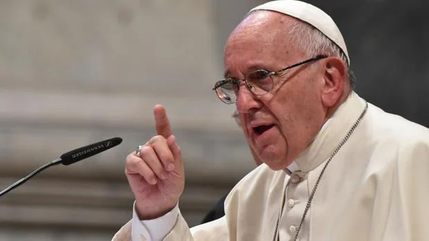El Papa dice a los jóvenes que es mejor esperar que casarse solo por «dejar a la chica embarazada»