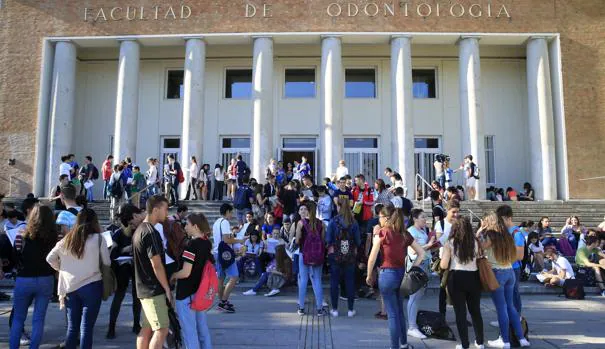 Varios estudiantes se concentran a las puertas de la Facultad de Odontología, en la Ciudad Universitaria, en Madrid, momentos antes del inicio de las pruebas de acceso a la Universida