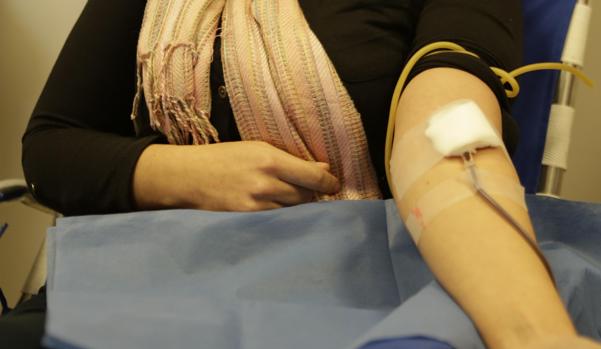 Una mujer dona sangre, ayer en Montevideo