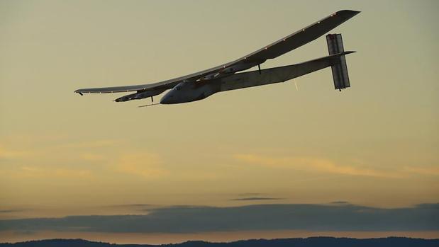El Solar Impulse 2 sobrevolando las islas Azotes, rumbo a Sevilla