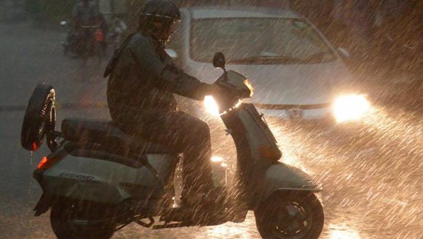  Un conductor indio conduce su moto este miércoles en medio de una tormenta en Amritsar