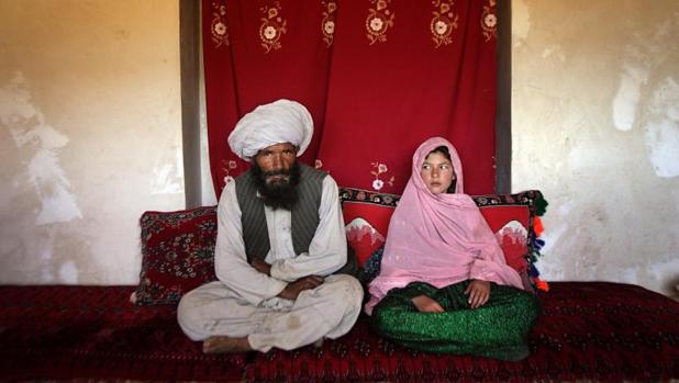 En la imagen, un matrimonio entre un adulto y una niña en Afganistán, en 2007