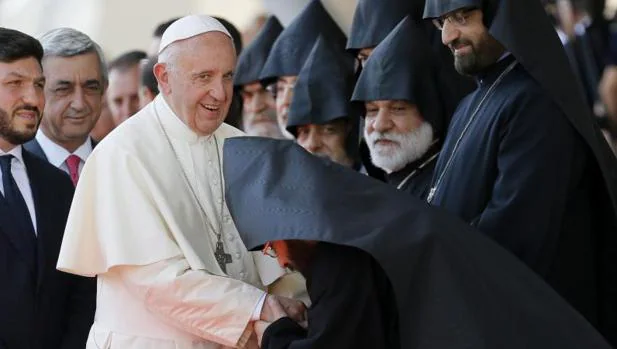 El Papa Francisco saluda a varios sacerdotes a su lelgada al aeropuerto internacional de Zvatnots en Erevan