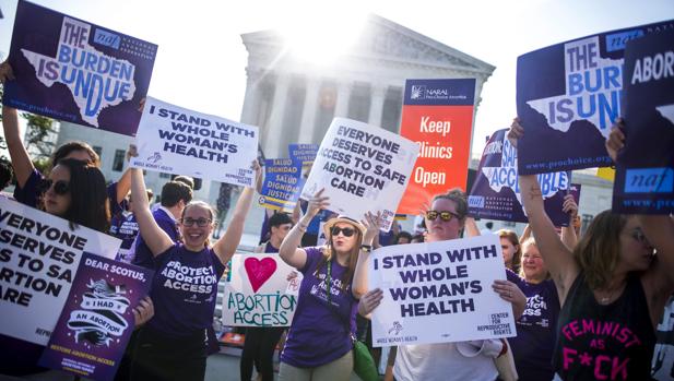 Activistas en defensa del derecho al aborto se concentran frente al Tribunal Supremo