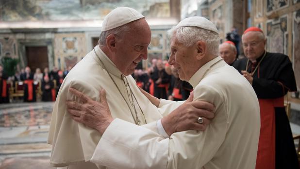 Francisco saluda a Benedicto XVI