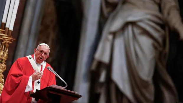 El Papa durante la ceremonia de entrega de los palios