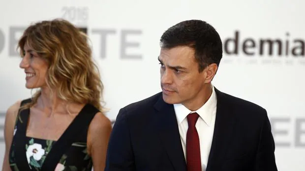 Pedro Sánchez junto a su mujer a su llegada al debate