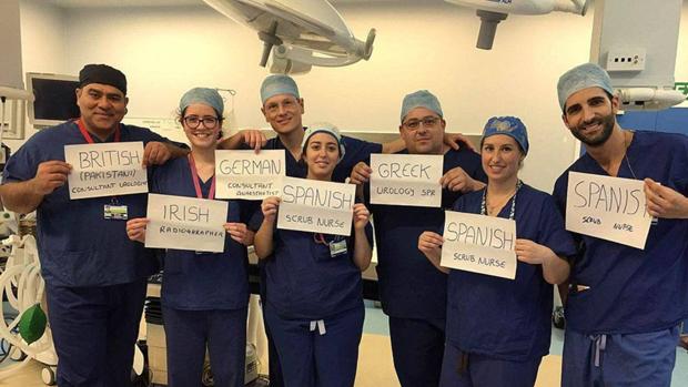 La imágen viral de los trabajadores del Hamerton University Hospital. Irene Pérez es la segunda por la derecha