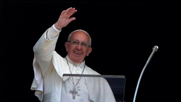 El Papa Francisco saluda a fieles que han participado en el Ángelus de este domingo