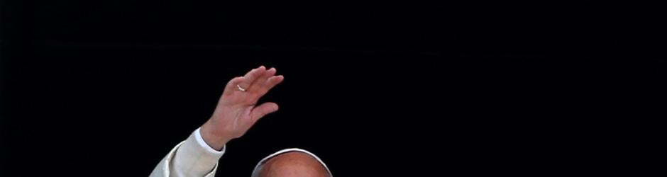 El Papa Francisco saluda a fieles que han participado en el Ángelus de este domingo