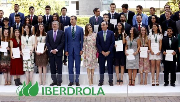 Los Reyes, junto al ministro de Cultura en funciones, Íñigo Méndez de Vigo (4i), y el presidente de Iberdrola, Ignacio Sánchez Galán (3d), durante el acto de entrega de las Becas Iberdrola 2016