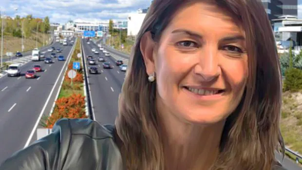 Marta Carrera, la subdirectora destituida por Tráfico, en una imagen sobrepuesta a una carretera
