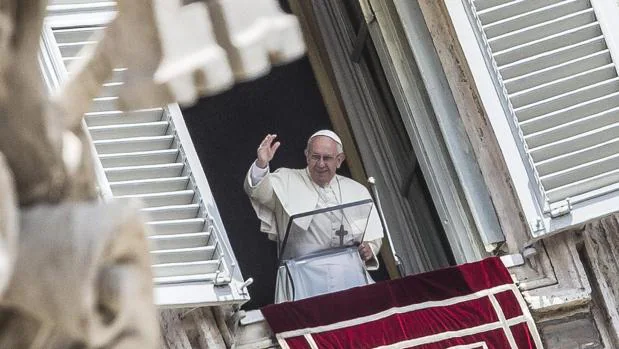 El Papa Francisco, en un momento del rezo del Ángelus, bajo un calor sofocante en la ciudad de El Vaticano, en Roma