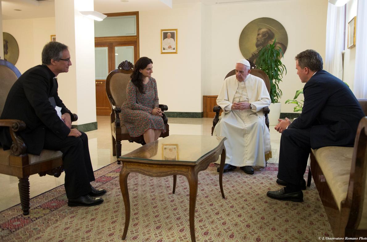 Paloma García Ovejero (a la izquierda del Papa) será la nueva viceportavoz del Vaticano. Greg Burke, a su derecha