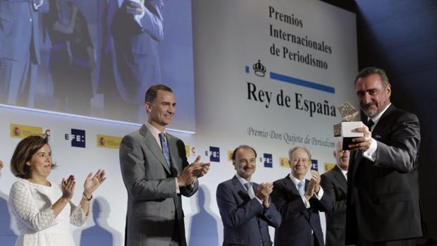 El periodista Carlos Herrera (d), tras recibir el Premio Iberoamericano de Periodismo, de manos del Rey Felipe VI