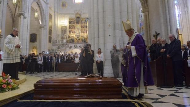 Monseñor Osoro bendice el féretro de Carmen Hernández durante la misa funeral en la catedral de La Almudena