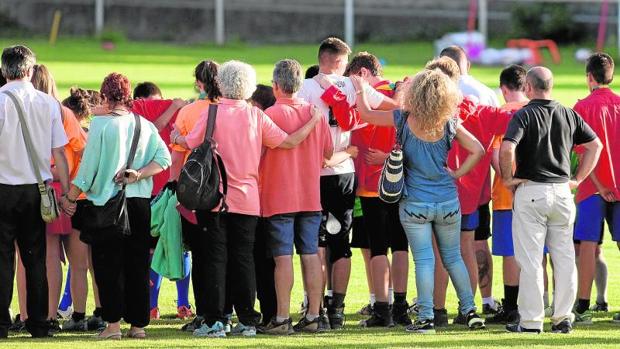 Los compañeros de la menor de 15 años guardan un minuto de silencio junto a sus familiares