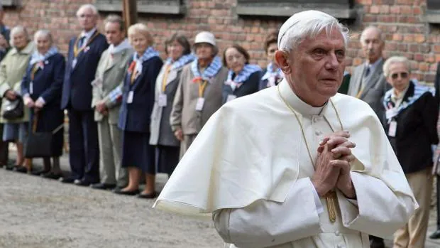 El Papa emérito rezando en su visita a Auschwitz