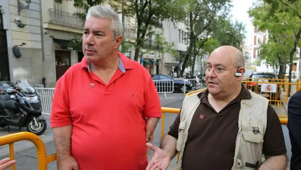 El presidente y el vicepresidente de la Asociación de Víctimas de la Talidomida en España (Avite), José Riquelme (d) y Rafael Basterrechea