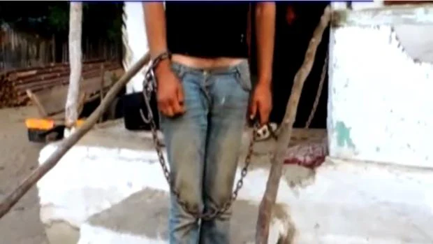 Fotograma de un niño al que liberaron de una red de tráfico de personas en Rumanía