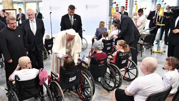 El Papa durante su visita al hospital pediátrico de Cracovia