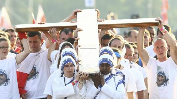 Varias religiosas portan la cruz durante el Vía Crucis de la Jornada Mundial de la Juventud en el parque Blonia de Cracovia (Polonia)