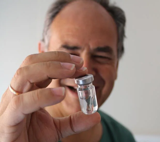 El jefe de Cirugía de la Fundación Jiménez Díaz de Madrid, Damián García Olmo, muestra un vial del medicamento basado en terapia celular