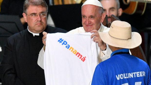 Un voluntario entrega una camiseta de Panamá, donde se celebrará la próxima Jornada Mundial de la Juventud