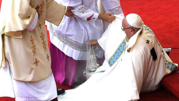 El Papa Francisco sufre una caída mientras oficiaba una santa misa con motivo del 1.050 aniversario del cristianismo en Polonia, en el santuario de Jasna Gora, en Czestochowa, Polonia
