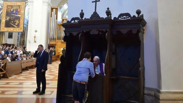 El Papa confiesa a un joven en la basílica Santa Maria de los Ángeles