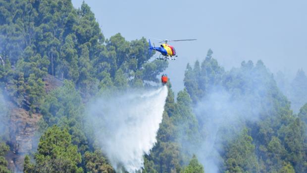 Un helicóptero trabaja en las labores de extinción del incendio en Villa de Mazo, en la isla de La Palma.