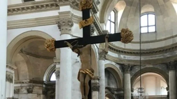 El crucifijo dañado de la Iglesia de San Jeremías