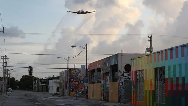 Un aeroplano fumiga desde lo alto en Miami